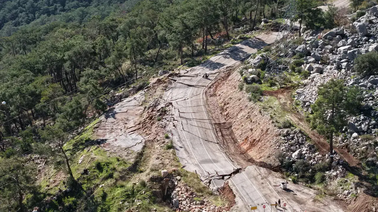 Asfalt Kağıt Gibi Yırtıldı, Dev Yarıklar Yolu Yuttu 9